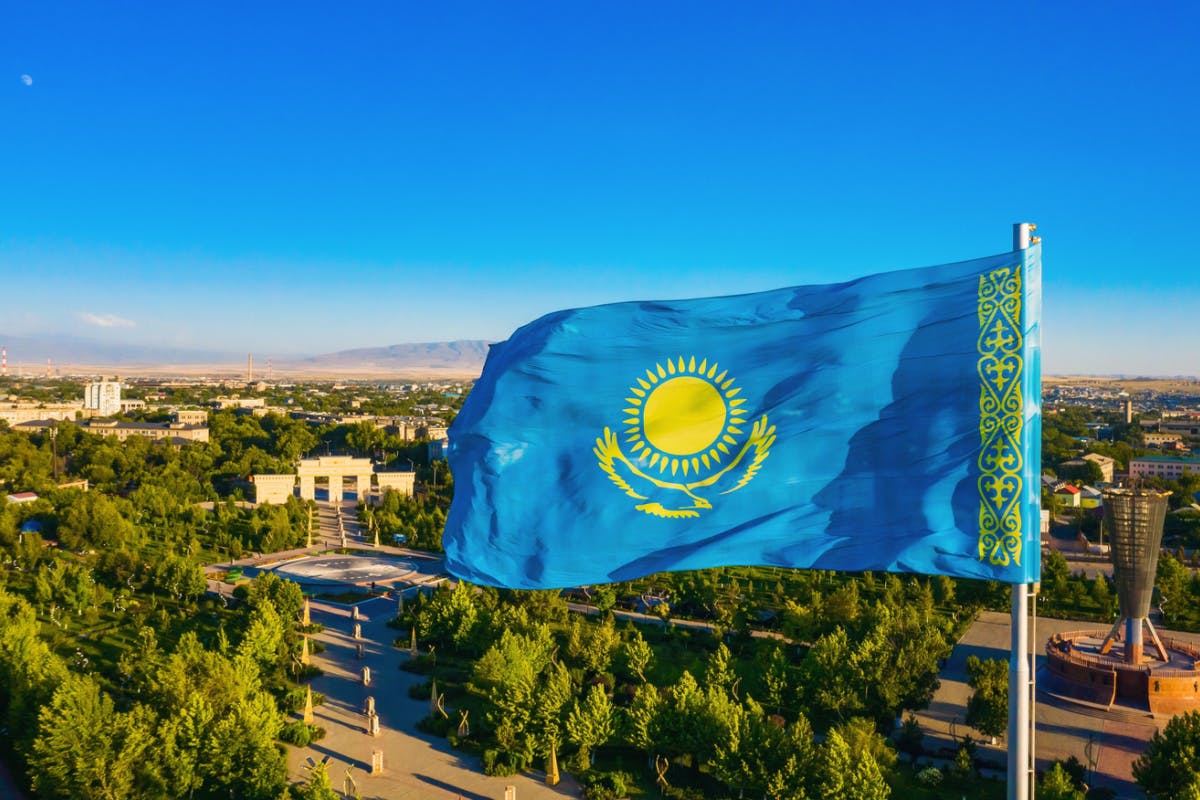 カザフスタンの街並みと国旗